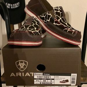 Chocolate chip suede giraffe hair on Marriott women’s cruisers size 7 1/2